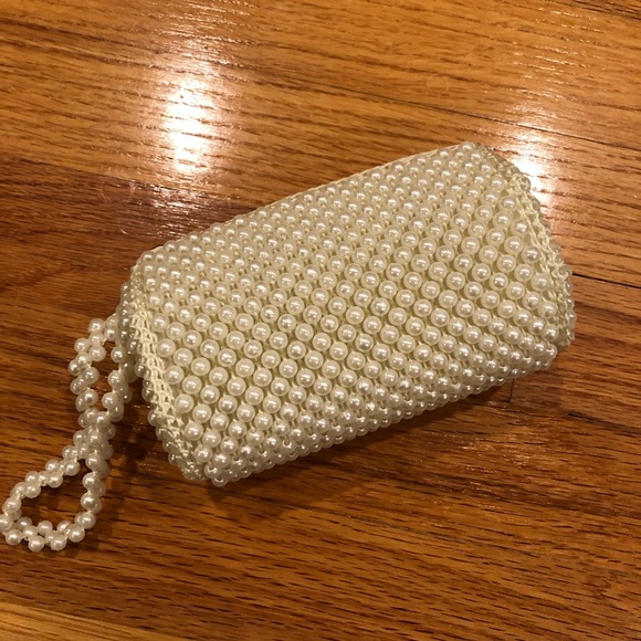 Small beaded wristlet clutch with zippers - Picture 2 of 3